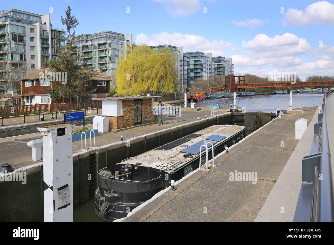 Lock 17 auf der River Lee Navigation in Tottenham Hale, North London, Großbritannien. Ein Gebiet mit kürzlich sanierung von Wohnungen in der Nähe der U-Bahn-Station. Stockfoto