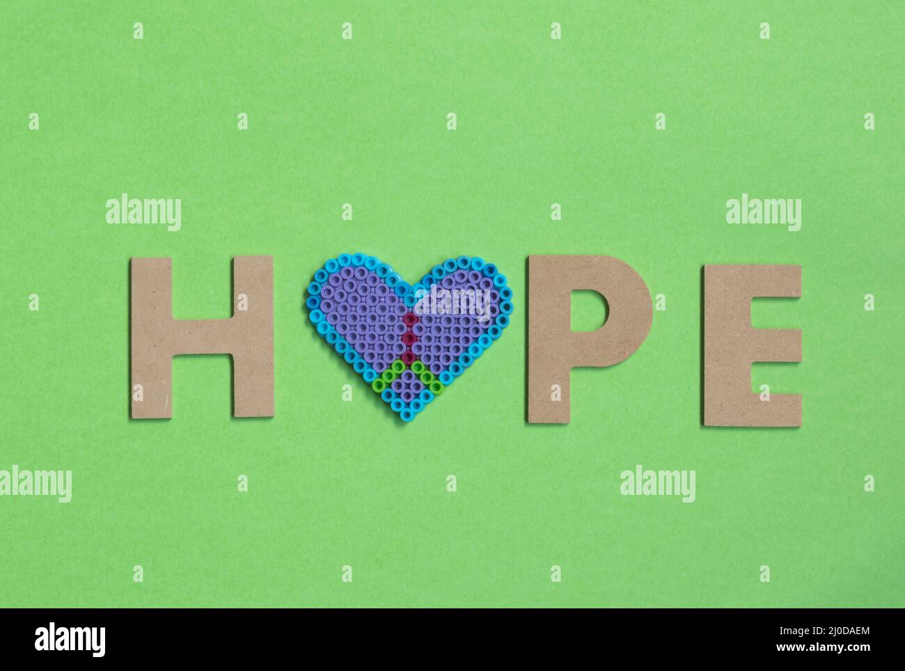 Hope Wort auf Holzbuchstaben geschrieben. Symbol für Frieden und Liebe. Stockfoto
