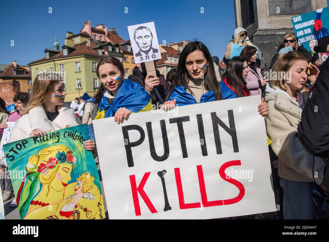 Warschau, Polen. 18. März 2022. Ukrainische Frauen halten während des Protestes ein Plakat mit der Aufschrift „Putin tötet“. Der "Marsch der ukrainischen Mütter" fand in Warschau statt, der auch ein Protest gegen den Krieg und die Tötung ukrainischer Kinder war. Die Parolen des marsches waren: "Welt, helft unseren Kindern", "Stoppt den Krieg", "rettet Kinder der Ukraine" und "schließt den Himmel". An dem Protest nahmen vor allem ukrainische Mütter und ihre Kinder Teil, die vor dem Krieg in Polen Zuflucht fanden. (Foto von Attila Husejnow/SOPA Images/Sipa USA) Quelle: SIPA USA/Alamy Live News Stockfoto