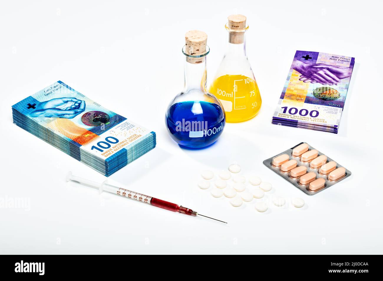 Injektion, Blut, Pillen, Schweizer Banknoten, Flaschen mit Chemikalien Stockfoto