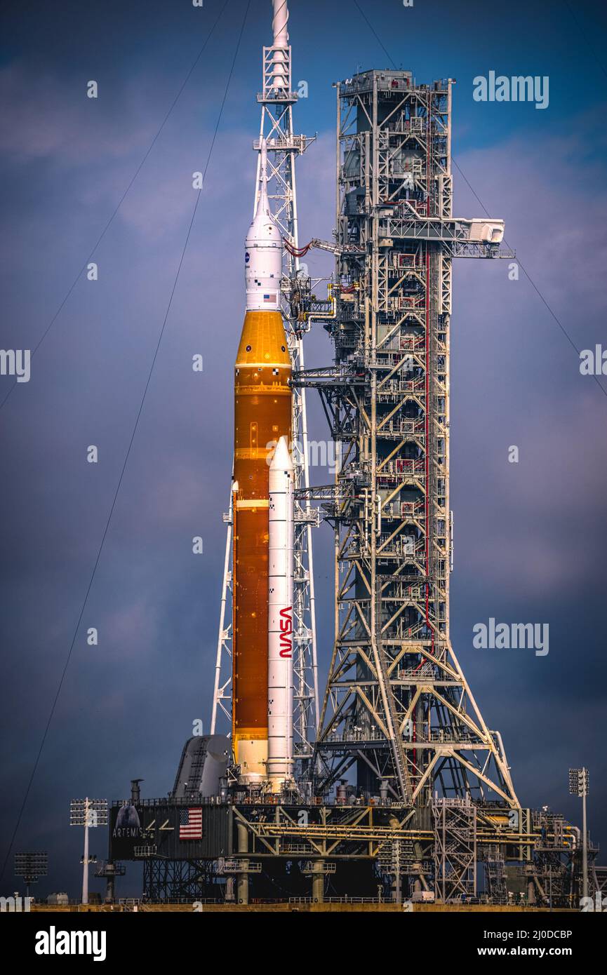 Die neue Mondrakete der NASA im Kennedy Space Center, wie sie am 18. März 2022 auf der Startrampe in Merritt Island, FL, vorbereitet wird. Die Artemis I-Rakete besteht aus der NASA-Rakete Space Launch System (SLS) und der Raumsonde Orion und ist für ihre Generalprobe im Kennedy Space Center für einen Start vorbereitet, der für April geplant ist. Bei der Generalprobe wird die Fähigkeit getestet, auf der Startrampe fast 700.000 Gallonen kryogener Treibmittel in die Rakete zu laden, den Countdown des Starts zu üben und die Fähigkeit zu testen, Treibmittel abzulassen, um die Sicherheit im Stand zu zeigen. (Foto von Foto von Alex G Perez/AGP Stockfoto