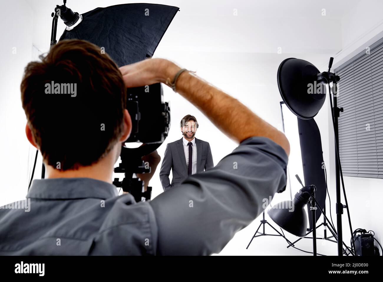Die Fotografen basteln. Aufnahme eines Fotografen, der in seinem Studio arbeitet. Stockfoto