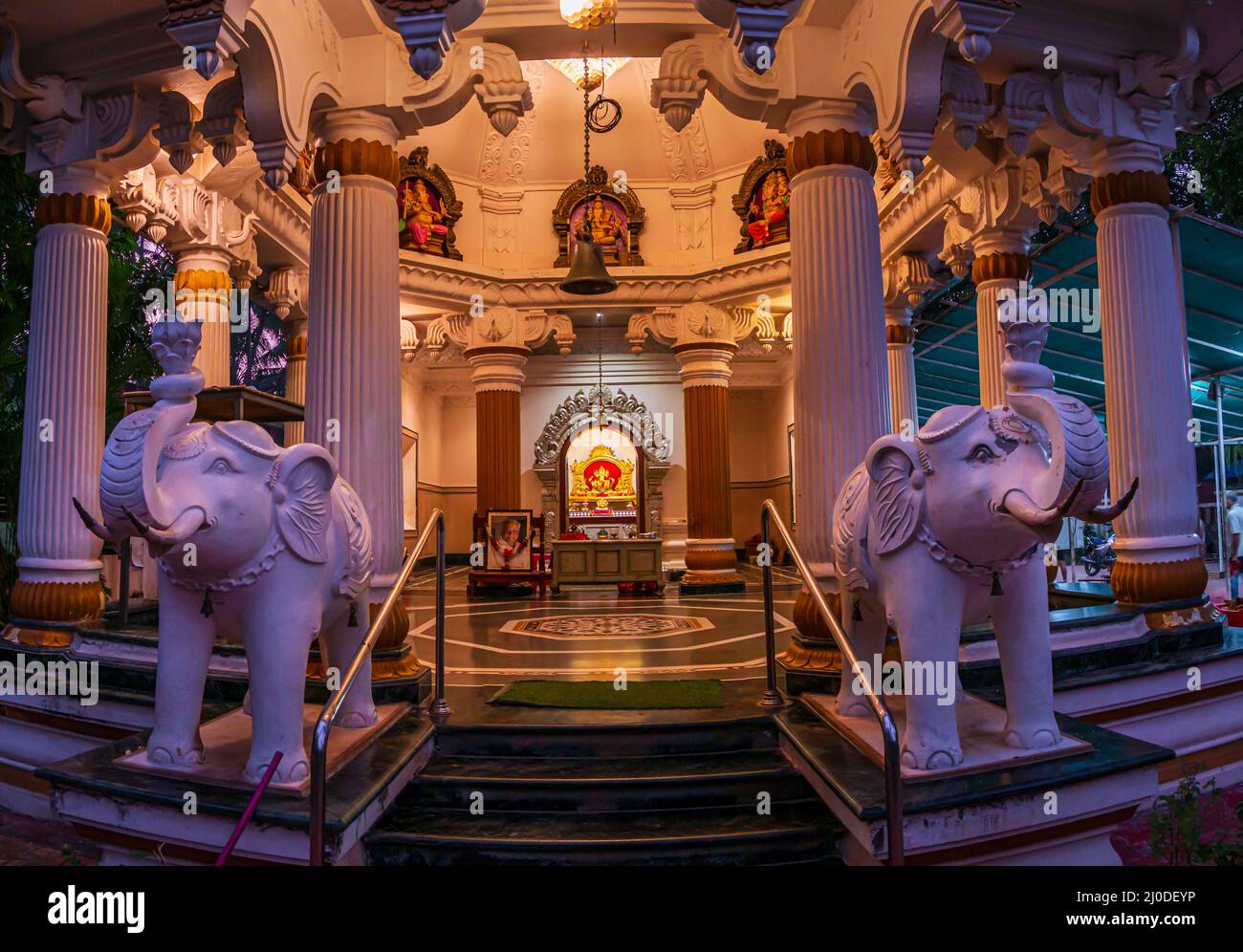 Malvan, INDIEN - Dezember 19, 2021 : schöne Innenräume des Lord Ganesha Tempels befindet sich in Konkan, Küstenseite von Maharashtra Stockfoto