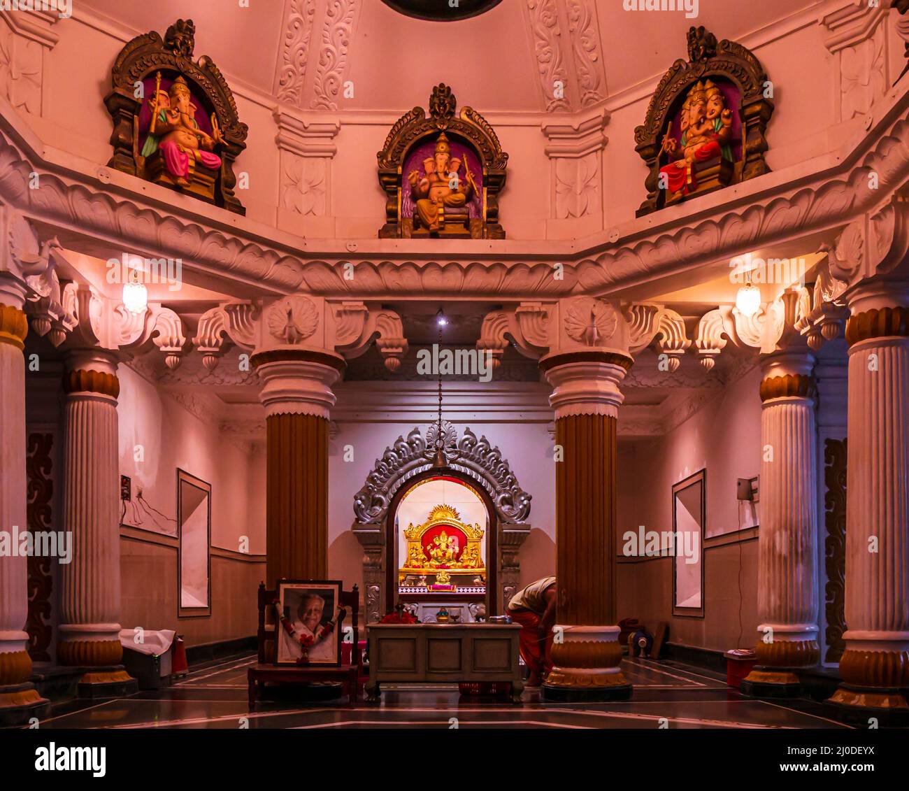 Malvan, INDIEN - Dezember 19, 2021 : schöne Innenräume des Lord Ganesha Tempels befindet sich in Konkan, Küstenseite von Maharashtra Stockfoto