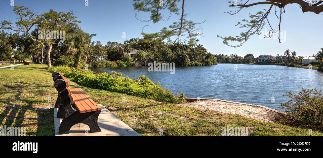 Teich und Park von einer Bank in Naples, Florida Stockfoto