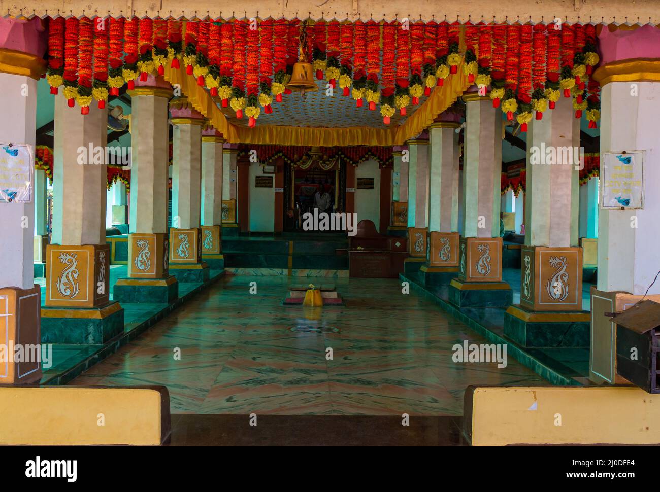 Malvan, INDIEN - December 19, 2021 : schöne Innenräume von alten hindu-Tempeln in Konkan, Küstenseite von Maharashtra Stockfoto