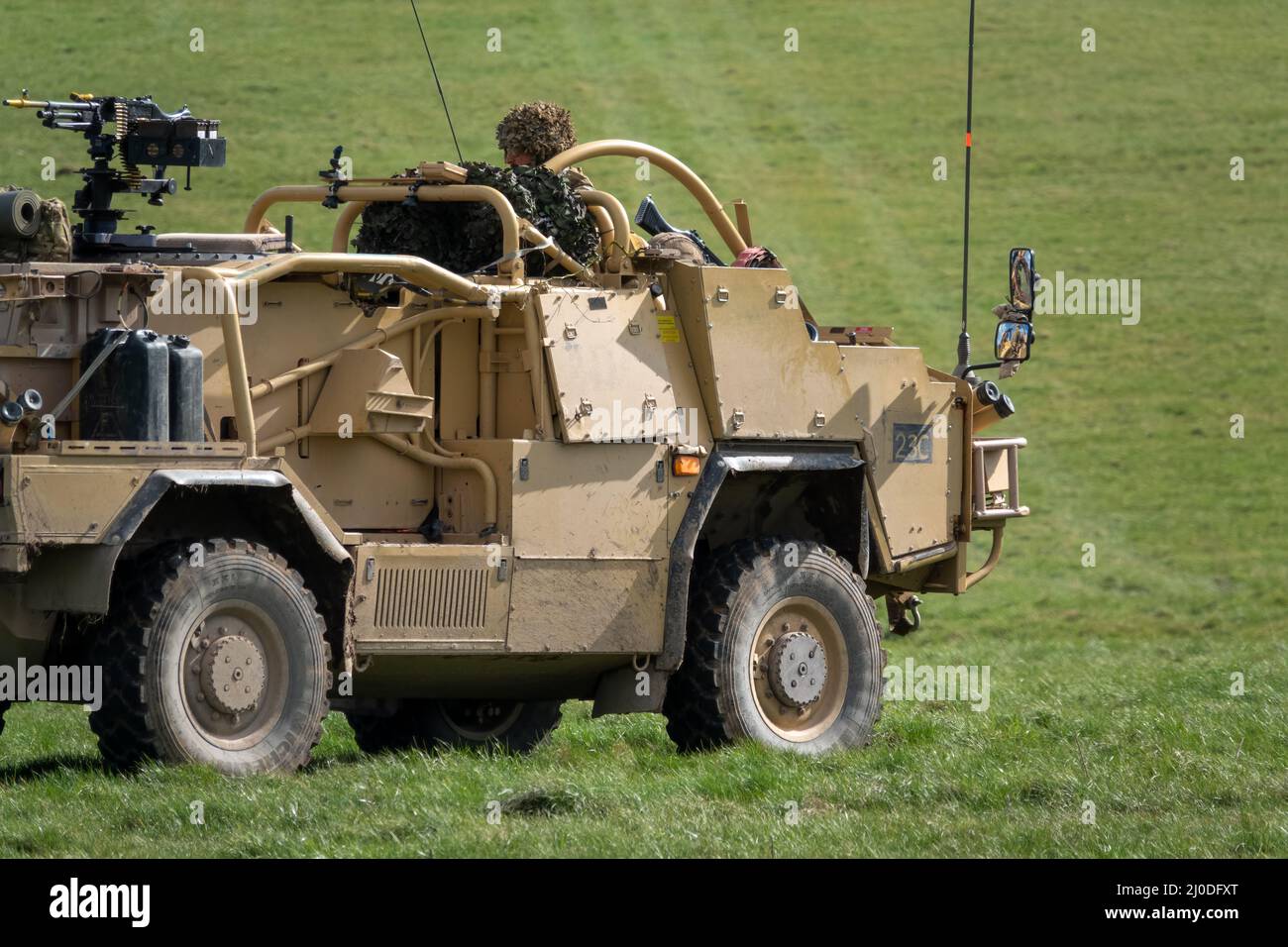 Britische Armee Supacat Jackal 4x4 Schnellangriff, Feuerunterstützung und Aufklärungsfahrzeug in Aktion bei einem militärischen Kampftraining Übung, Wiltshire UK Stockfoto