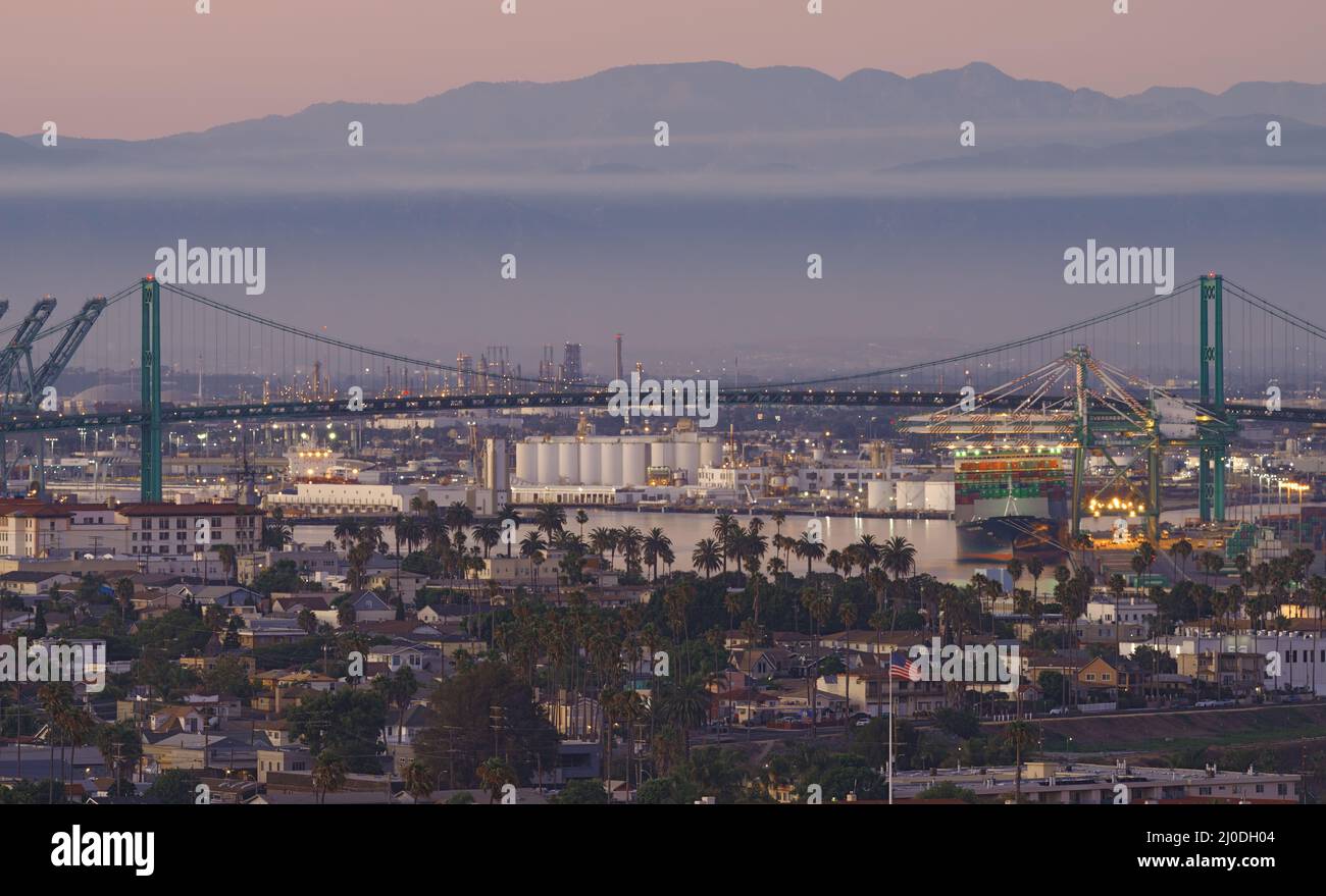 San Pedro, Kalifornien: Die Vincent Thomas Bridge im Hafen von Los Angeles und die San Gabriel Mountains im Hintergrund. Stockfoto