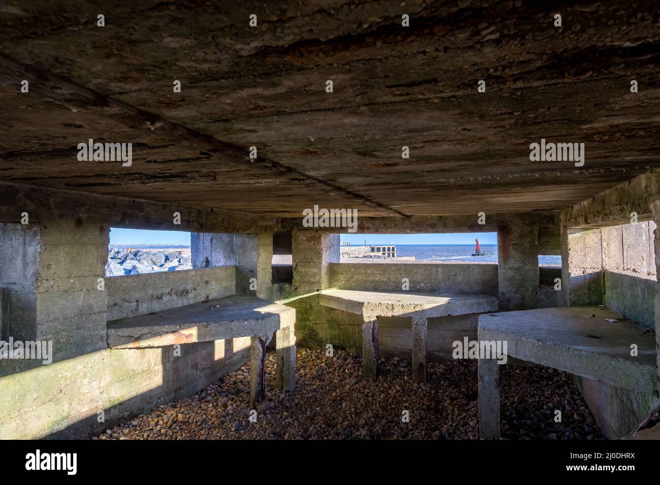 In einem Pillkasten aus dem zweiten Weltkrieg am Strand von Rye Harbour Stockfoto