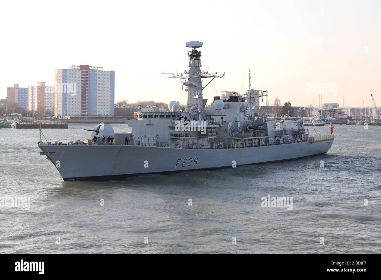 Die HMS RICHMOND fährt vom Marinestützpunkt ab. Das Schiff wird an der Übung Cold Response 2022 in arktischen Gewässern teilnehmen Stockfoto