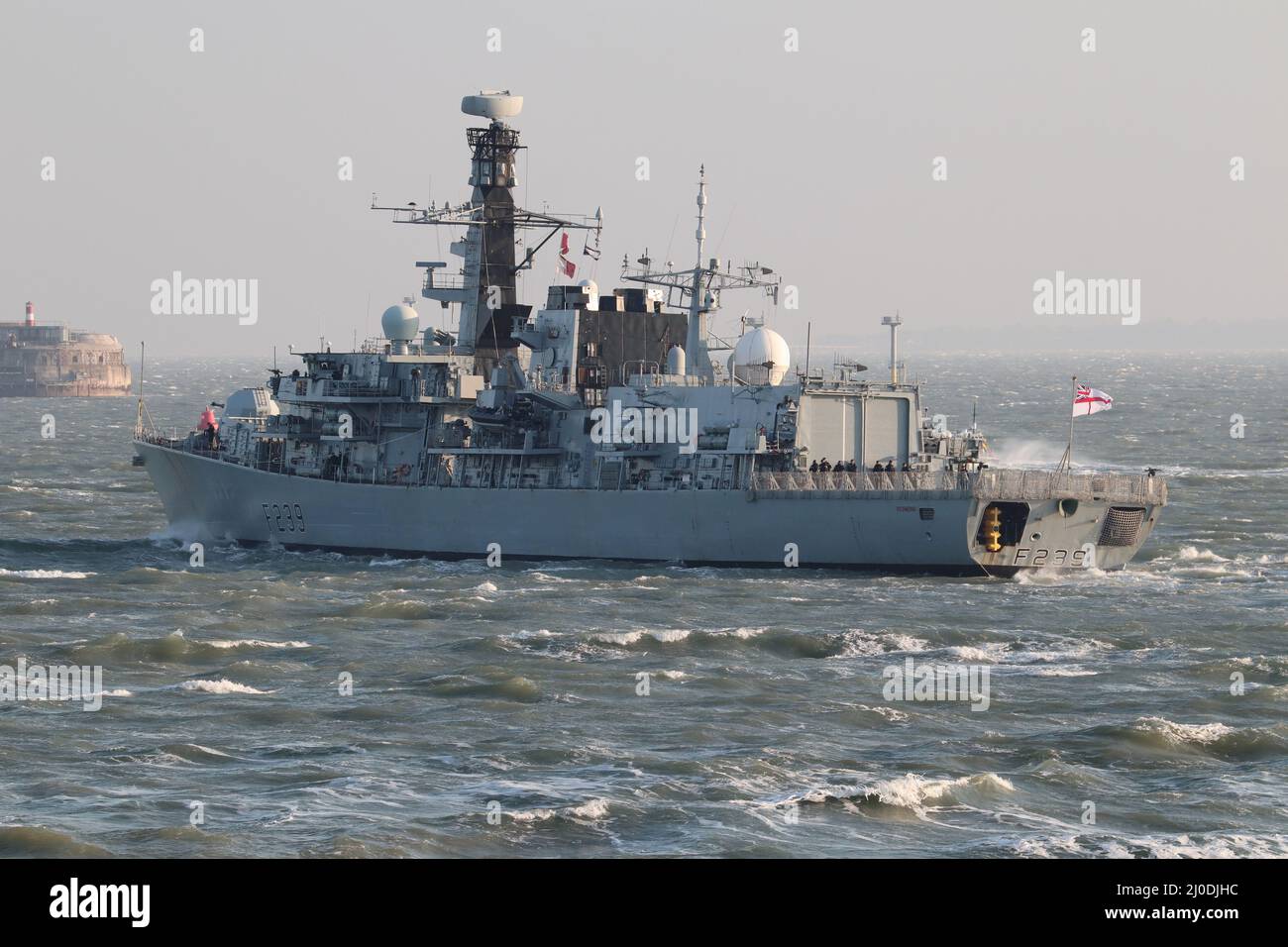 HMS RICHMOND geht in das raue Wasser des Solent. Das Schiff wird an der Übung Cold Response 2022 in arktischen Gewässern teilnehmen Stockfoto