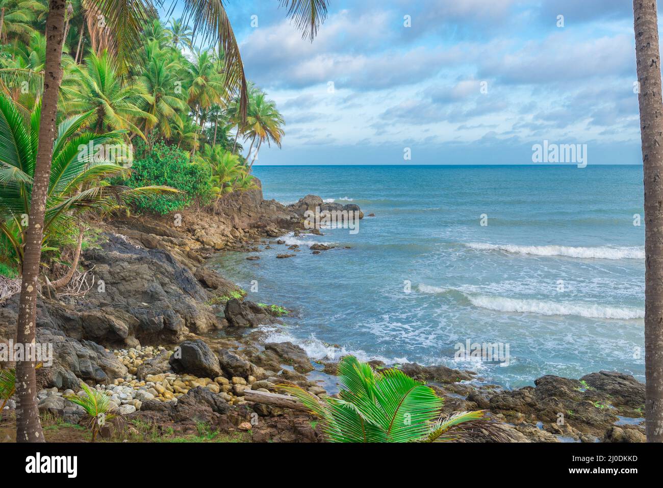 Blick auf den felsigen Strand am späten Nachmittag Stockfoto