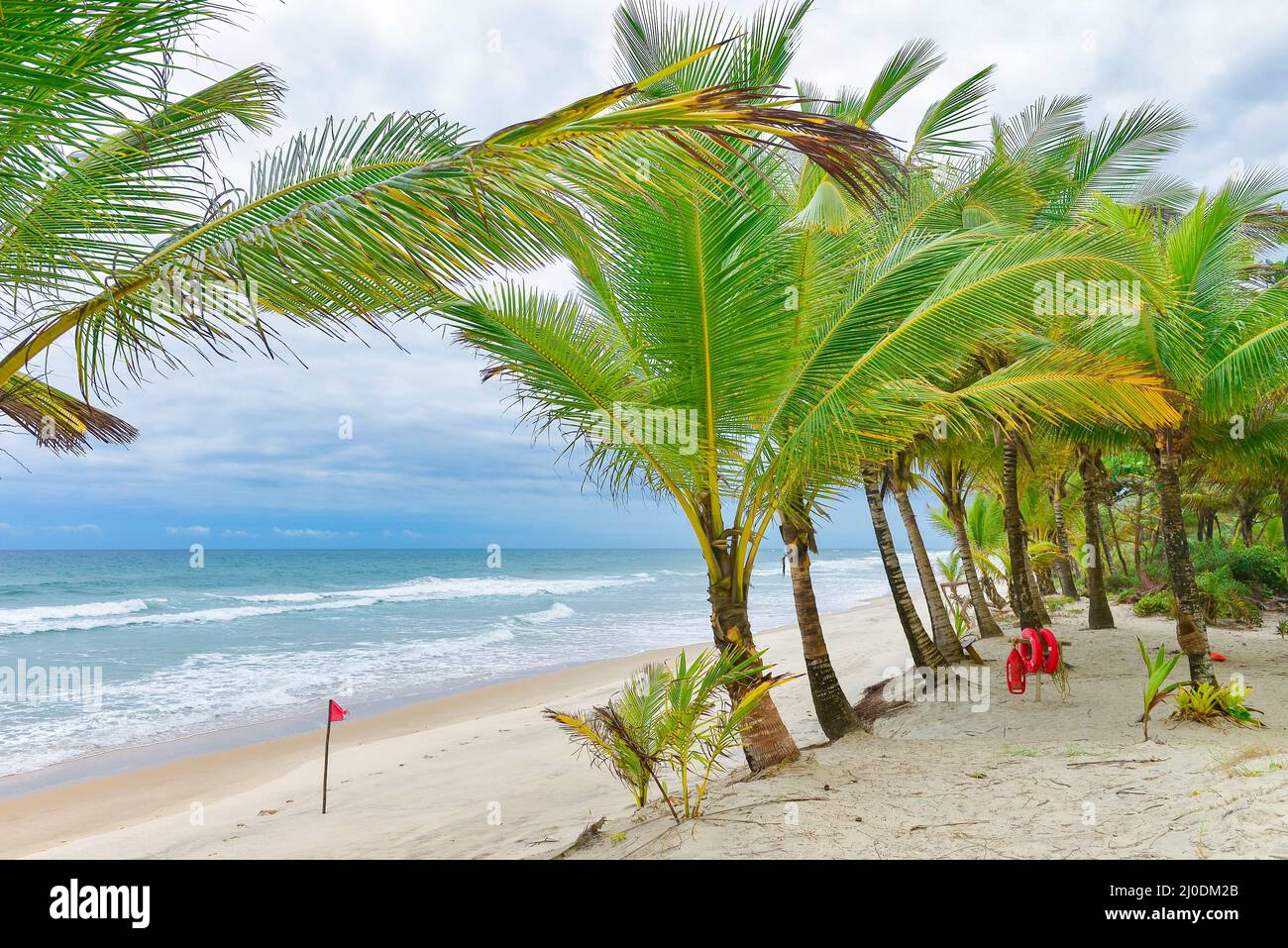 Orange Rettungsschwimmer am schönen Sandstrand Stockfoto