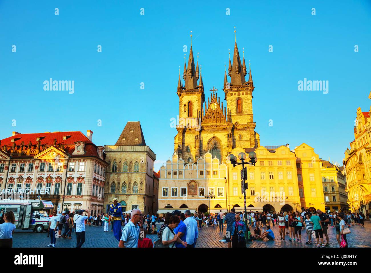 PRAG - 28. AUGUST: Altstadtplatz mit Menschen am 28. August Stockfoto