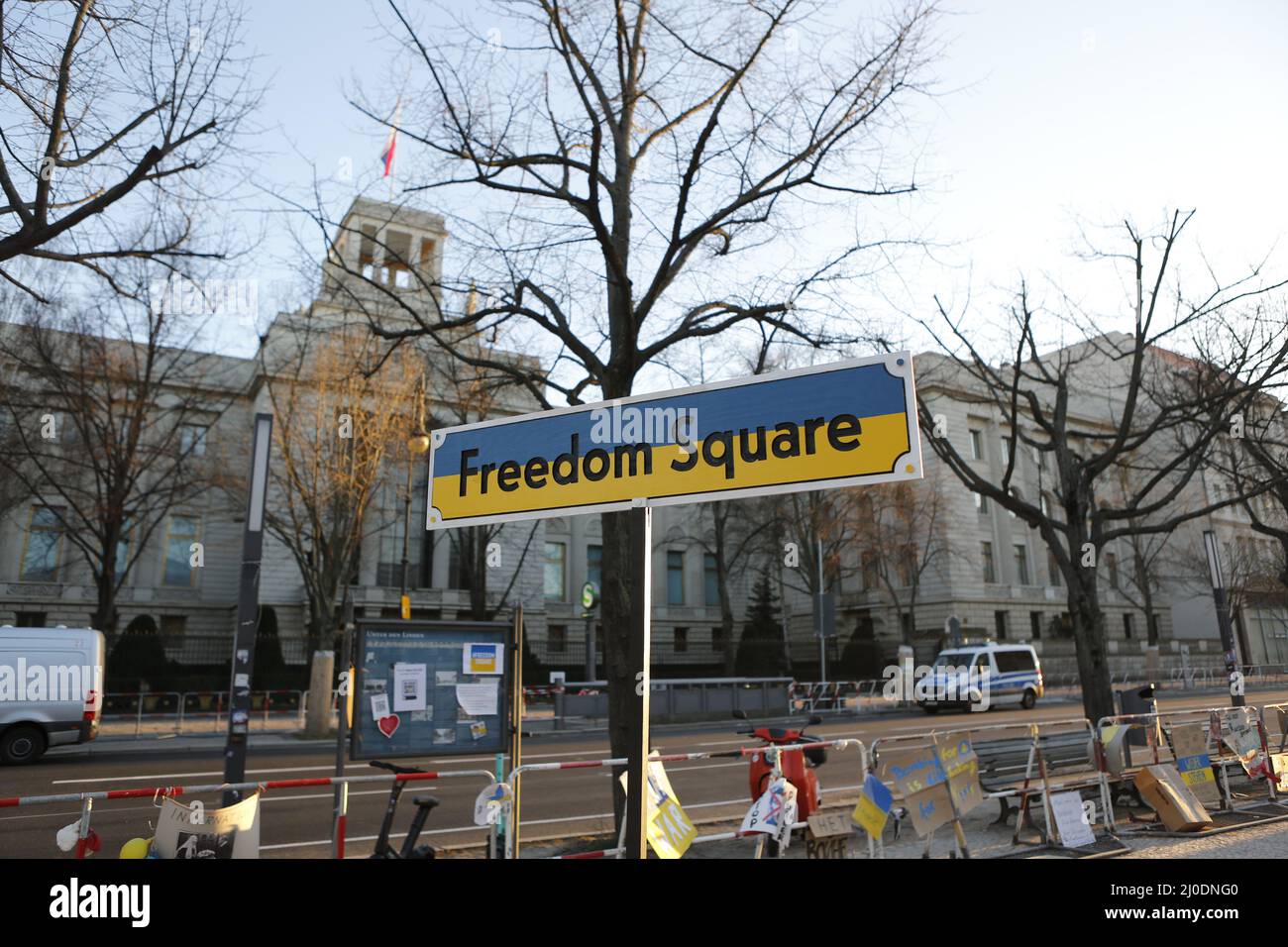 Deutschland, Berlin, 03/18/2022. Mahnwache und Gesang für den Frieden in der Ukraine vor der russischen Botschaft. Eine Mahnwache und ein Gesang für den Frieden in der Ukraine werden auf dem Median unter den Linden 63, gegenüber der russischen Botschaft, stattfinden. Stockfoto