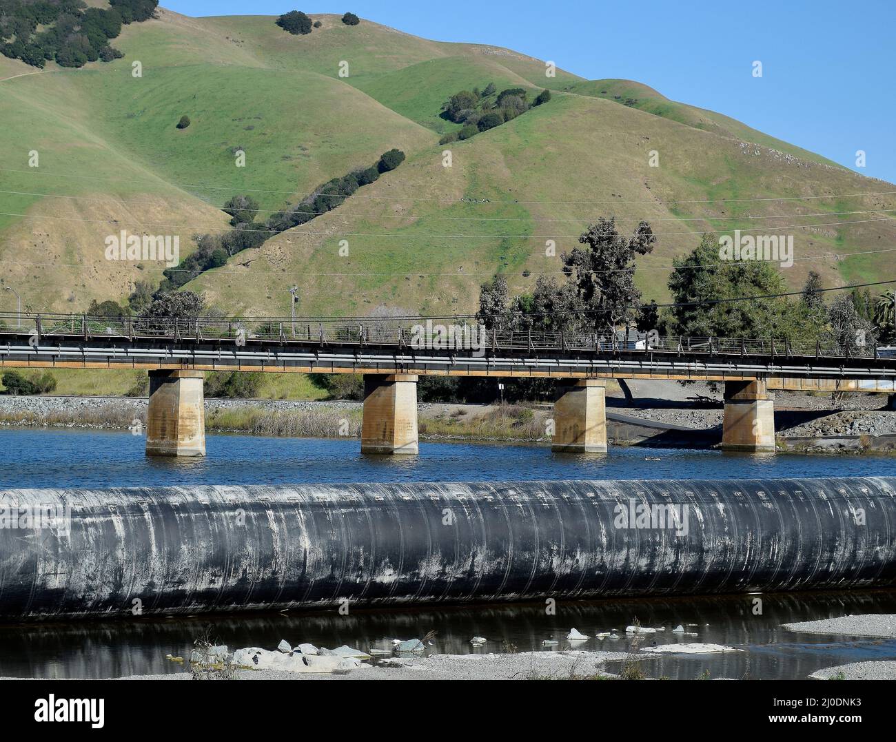 Rubber dam im Alameda Creek, Fremont, Kalifornien Stockfoto