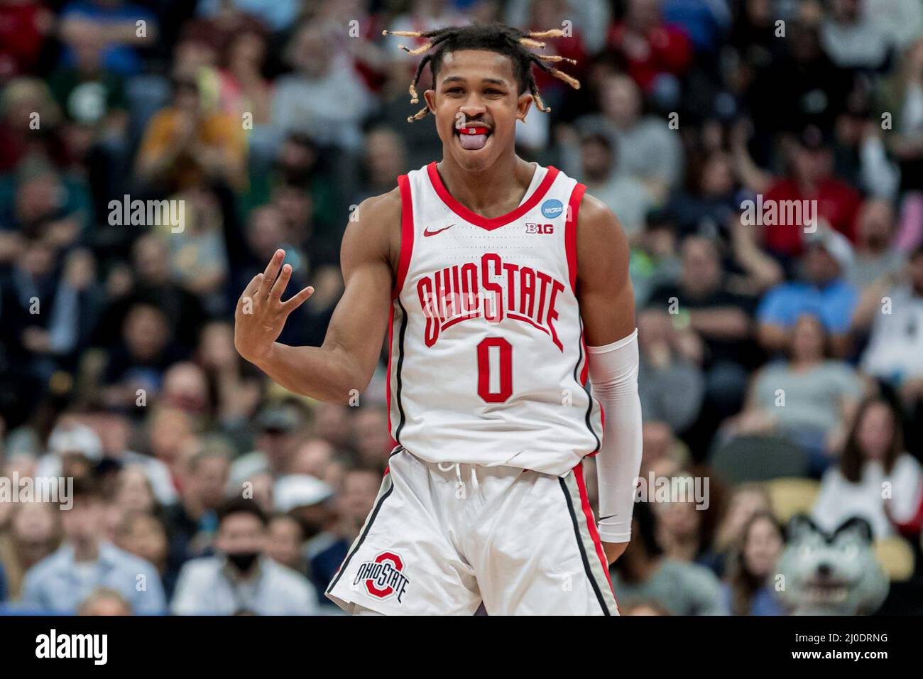 Pittsburgh, Pennsylvania, USA. 11. März 2022. Die Ohio State Buckeyes-Wache Meechie Johnson Jr. (0) hält drei Finger hoch, nachdem sie während des Spiels zwischen den Loyola Chicago Ramblers und den Ohio State Buckeyes in der PPG Paint Arena, Pittsburgh, PA, einen drei-Punkte-Schuss versenkt hat. (Bild: © Scott Stuart/ZUMA Press Wire) Stockfoto