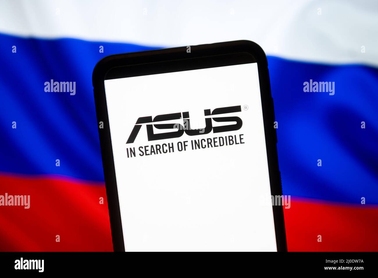 Polen. 18. März 2022. In dieser Abbildung ist ein ASUS-Logo auf einem Smartphone mit einer russischen Flagge im Hintergrund zu sehen. (Bild: © Mateusz Slodkowski/SOPA Images via ZUMA Press Wire) Stockfoto