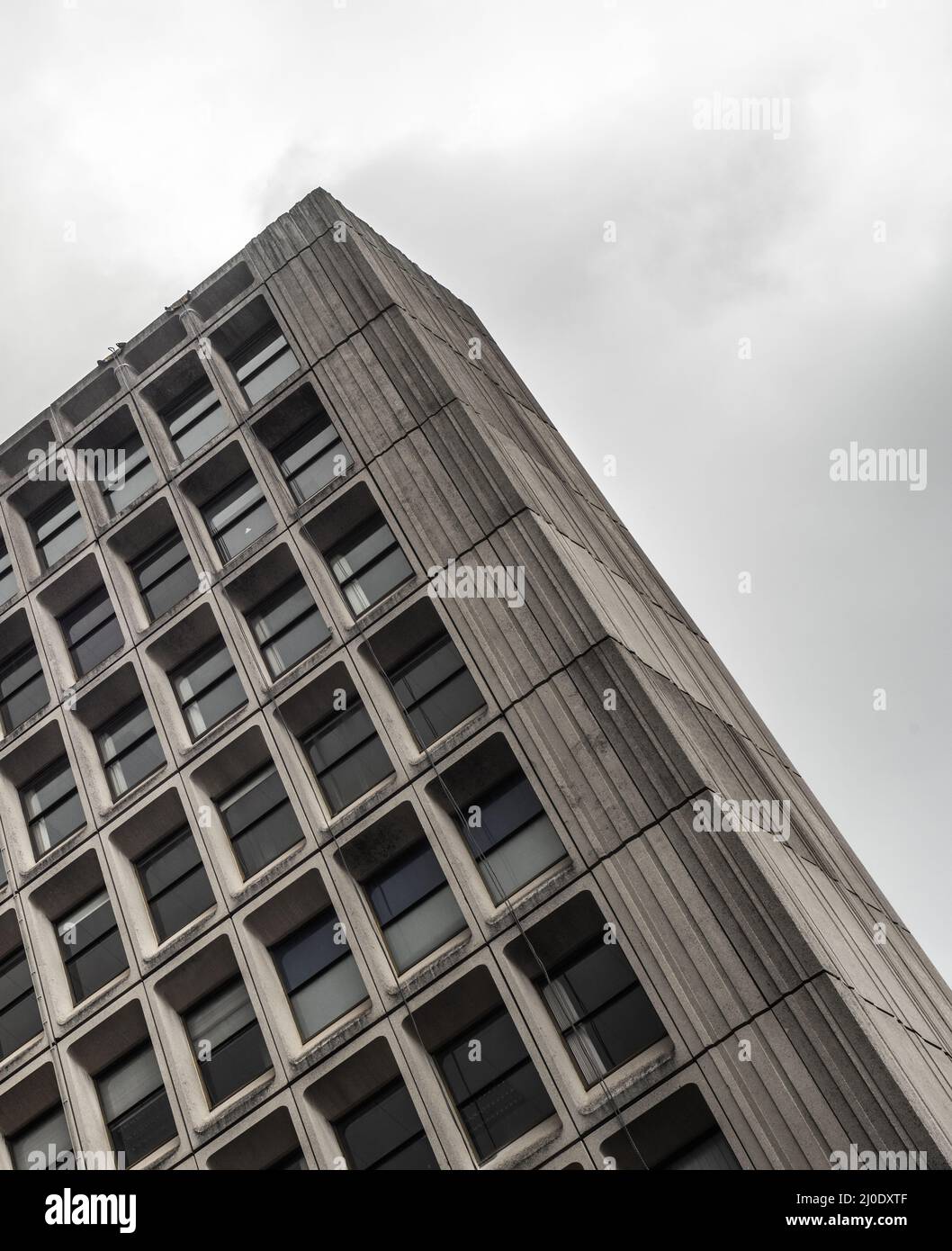 Düsterer Moderner Büroblock Stockfoto