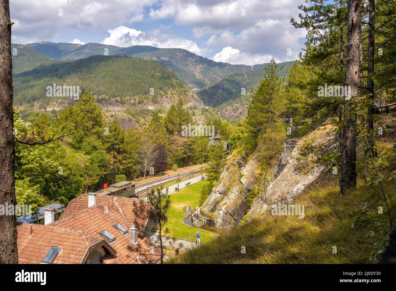 Touristenzug am Bahnhof Mokra Gora, Sargan Eight, Serbien Schmalspurbahn in Serbien, die vom Dorf Mokra Gora nach fährt Stockfoto