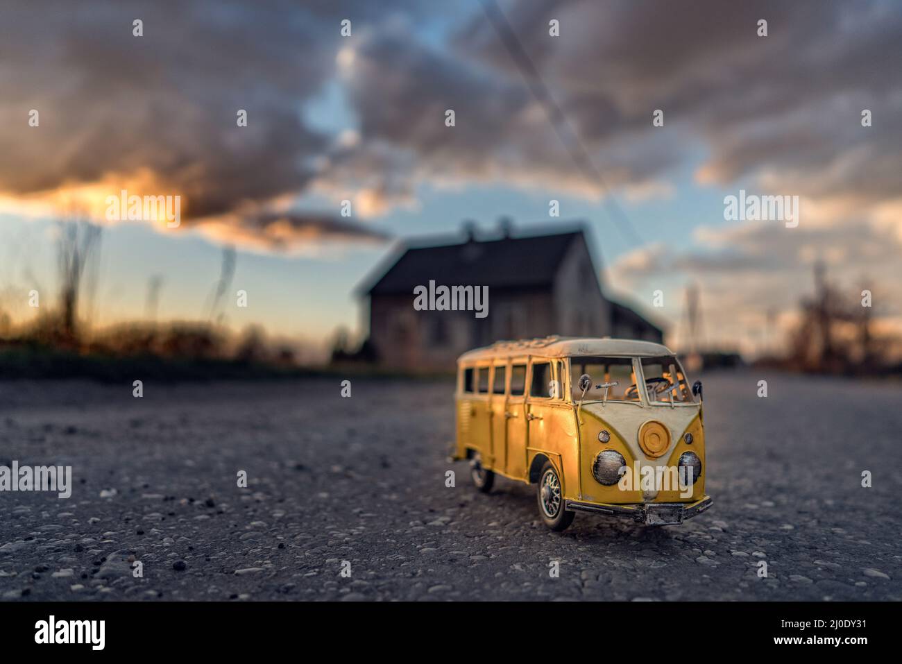 Gelben Bus auf der Straße Stockfoto