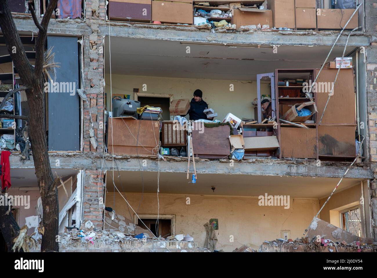 Kiew, Maine, Ukraine. 18. März 2022. Ein Mann packt seine Sachen aus seiner Wohnung, die durch einen russischen Luftangriff in Kiew zerstört wurde. Kredit: ZUMA Press, Inc./Alamy Live Nachrichten Stockfoto