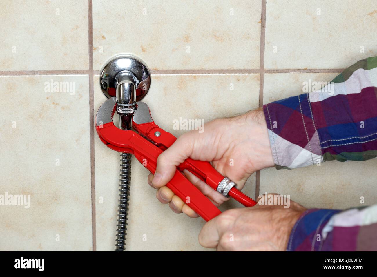 Reparieren einer Wasserhaut mit einem roten Greifer Stockfoto