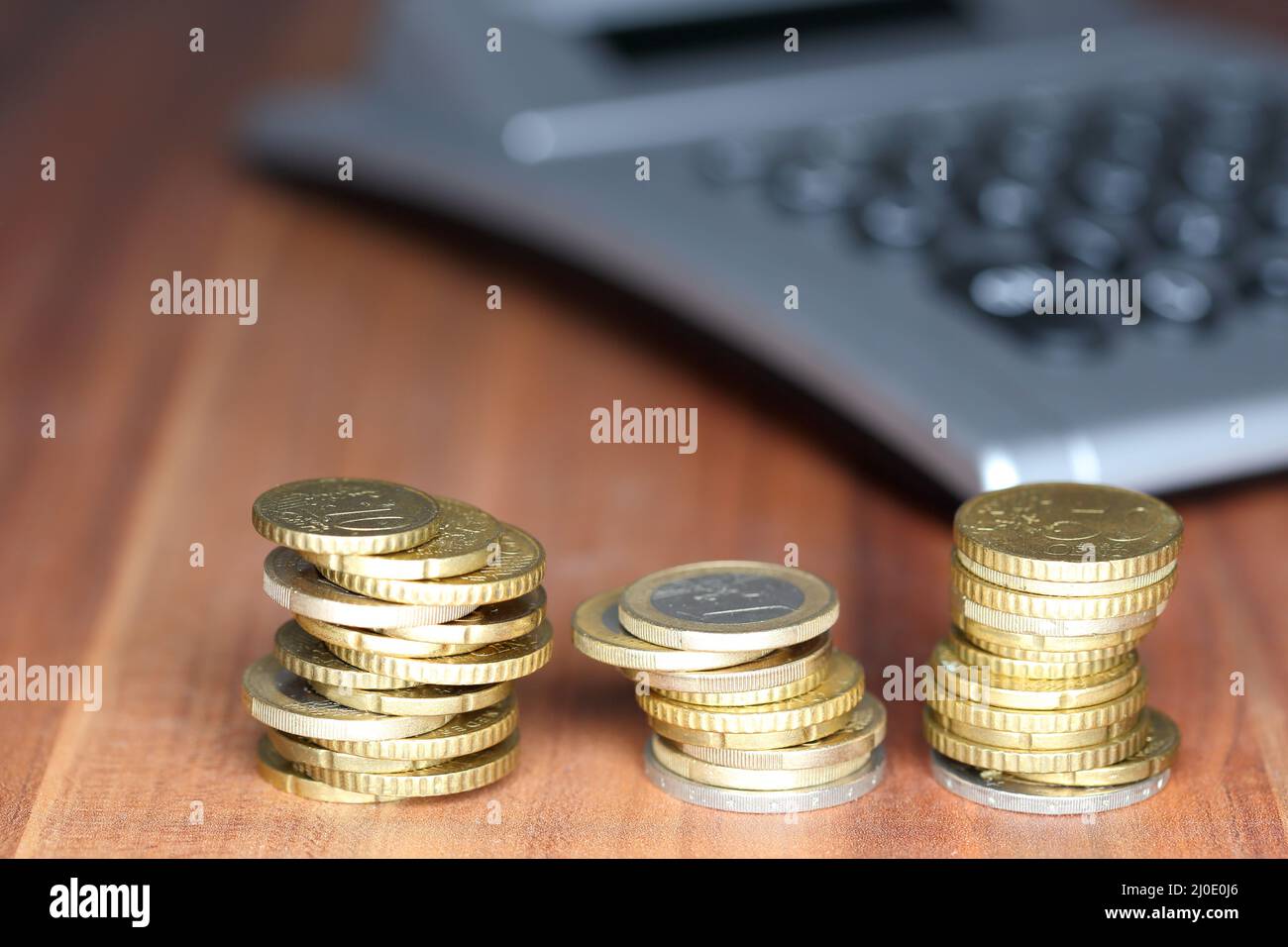 Geldmünzen und Taschenrechner, Finanzsymbol Stockfoto