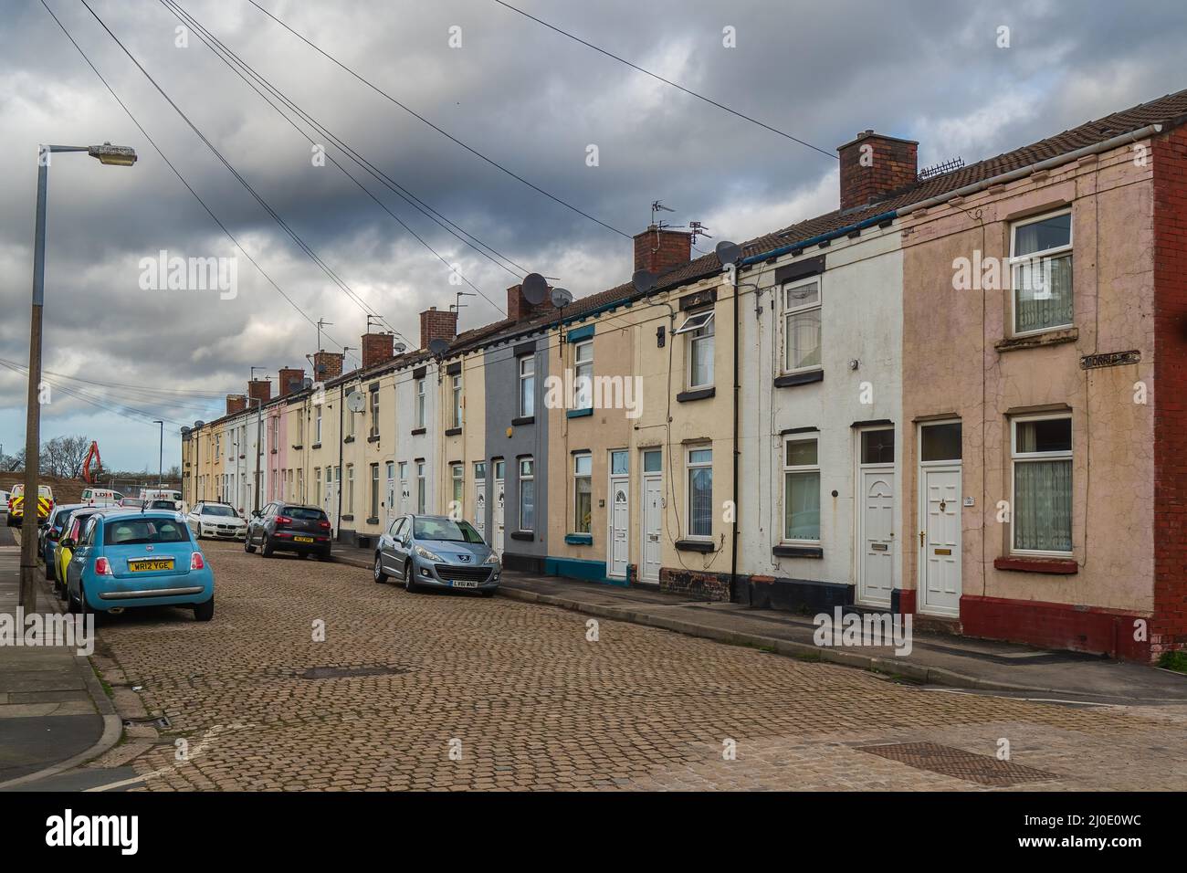 17.03.2022 Sutton, St Helens, Merseyside, Großbritannien. In der Architektur und Stadtplanung ist eine Terrasse oder ein Reihenhaus oder Stadthaus eine Form von mittlerer Dichte Stockfoto