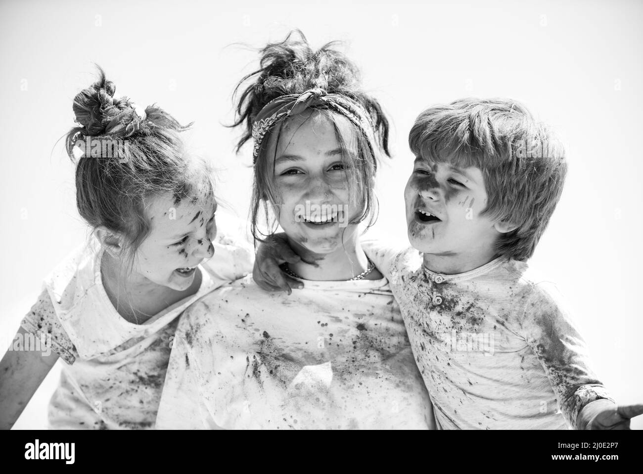 Kinder spielen mit Farben im Freien. Nahaufnahme Porträt eines aufgeregt kleinen Kindern. Schöne junge Leute mit gemalten Gesichtern. Stockfoto