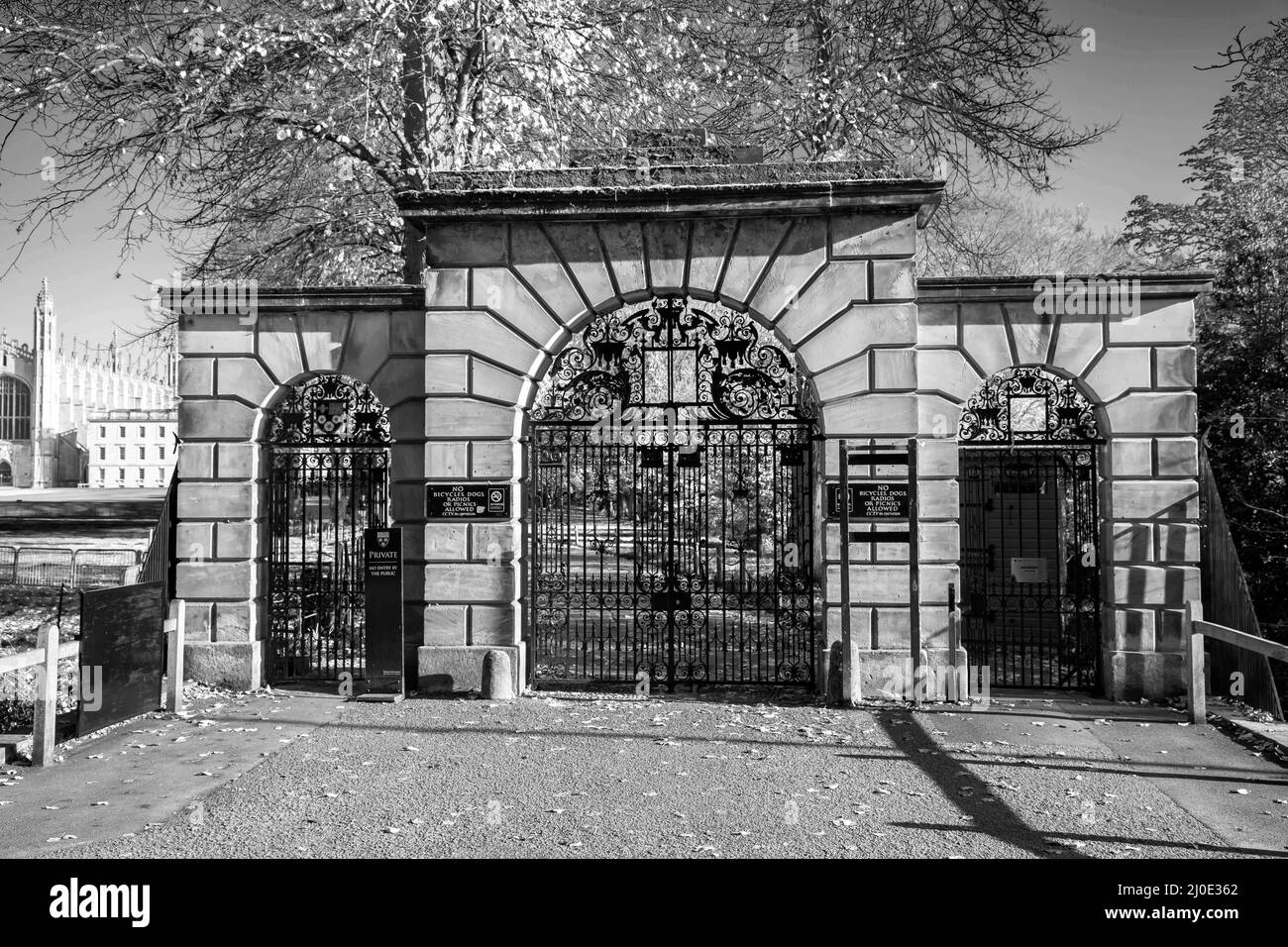 Schwarz-Weiß-Bild des großen Eingangstors zum Kings College in der Stadt Cambridge Stockfoto