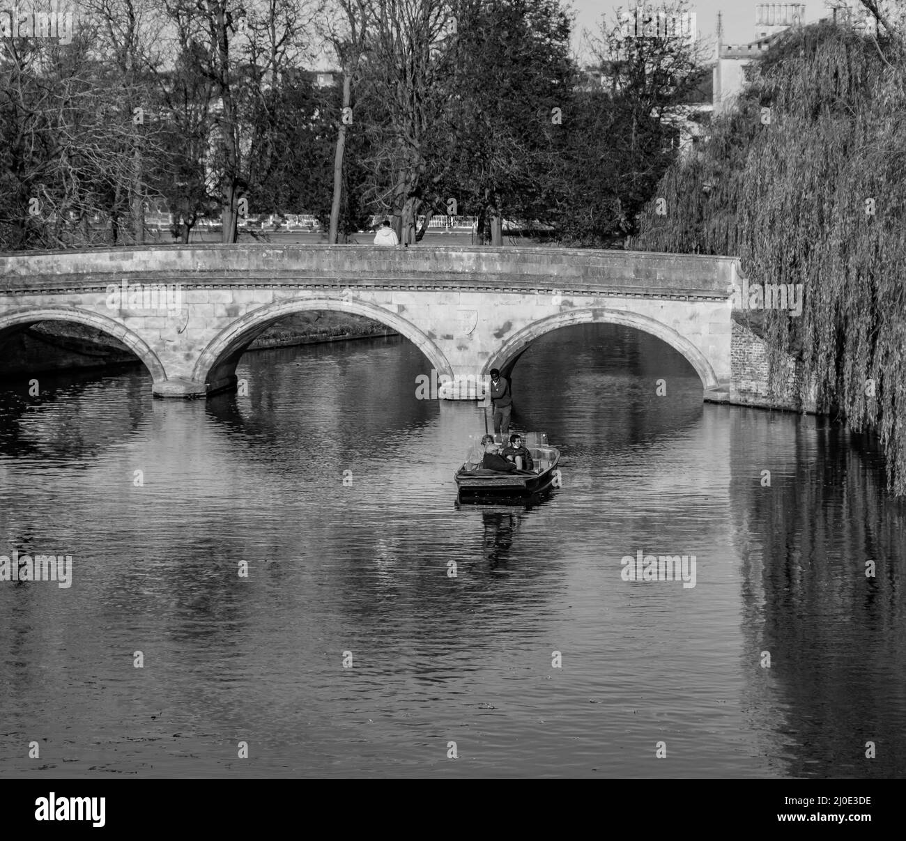 Schwarz-Weiß-Bild der Clare Bridge über dem Fluss Cam, Rückseite von Cambridge Stockfoto