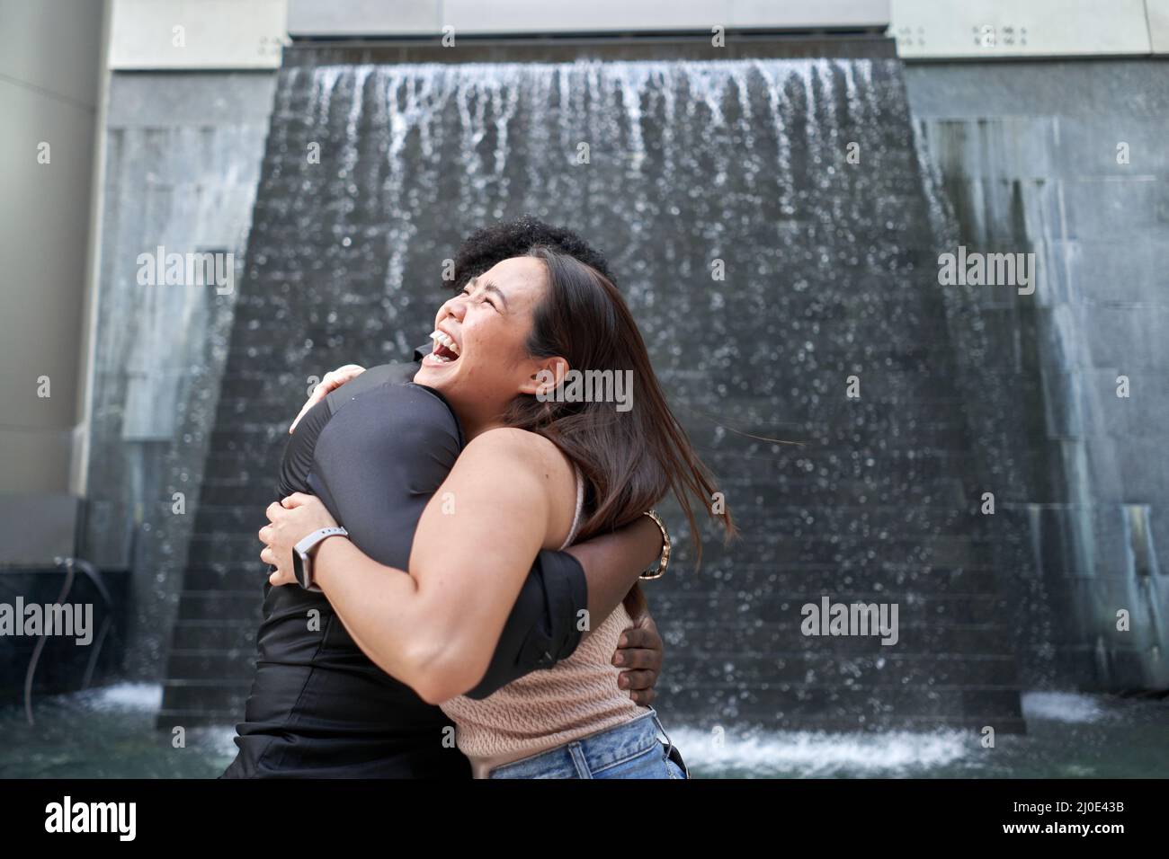 Nahaufnahme eines Porträts multiethnischer Freunde, die sich in einem modernen Einkaufszentrum umarmen Stockfoto