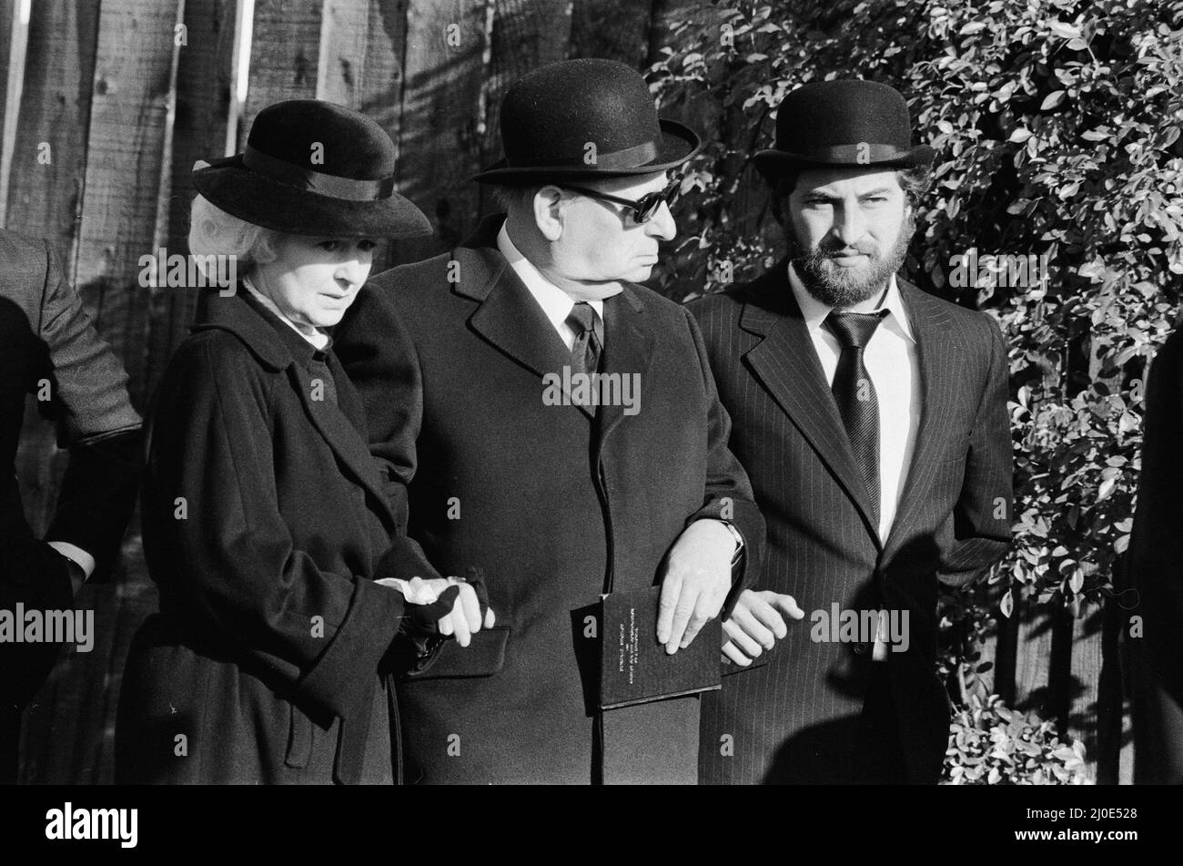 Media Mogul Lew Grade nimmt mit seiner Frau Lady Grade und seinem Sohn an der Beerdigung seines Bruders Leslie Grade in Willesden, Nord-London, Teil. 18.. Oktober 1979. Stockfoto