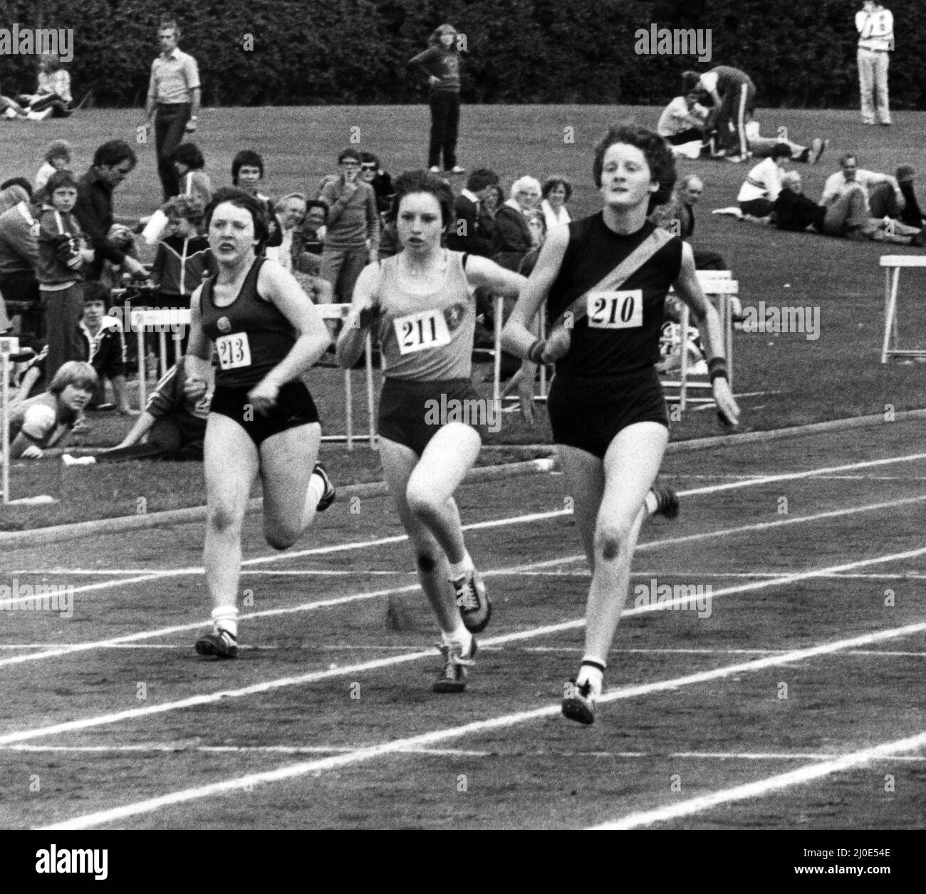 In der Hitze des Sprints der Juniorinnen rast Melie Moore (rechts) nach vorne, um Godiva einen weiteren Sieger zu geben. Leamington. 4.. August 1979. Stockfoto