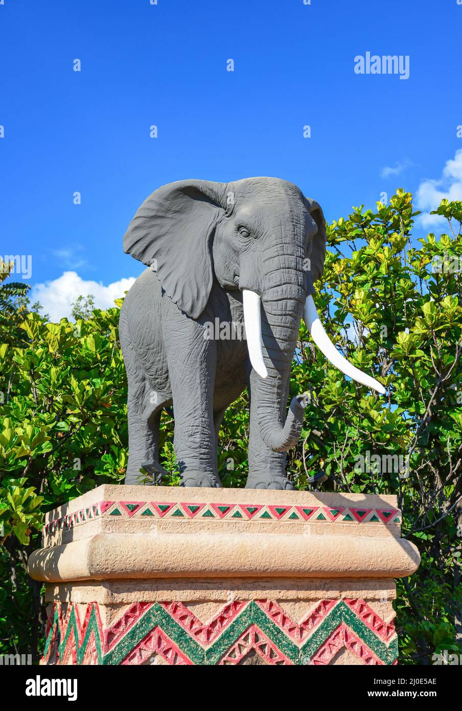 Elefanten-Statue auf der Brücke der Zeit, Valley of Waves, Sun City Urlaub Resort, Pilanesberg, North West Province, Südafrika Stockfoto