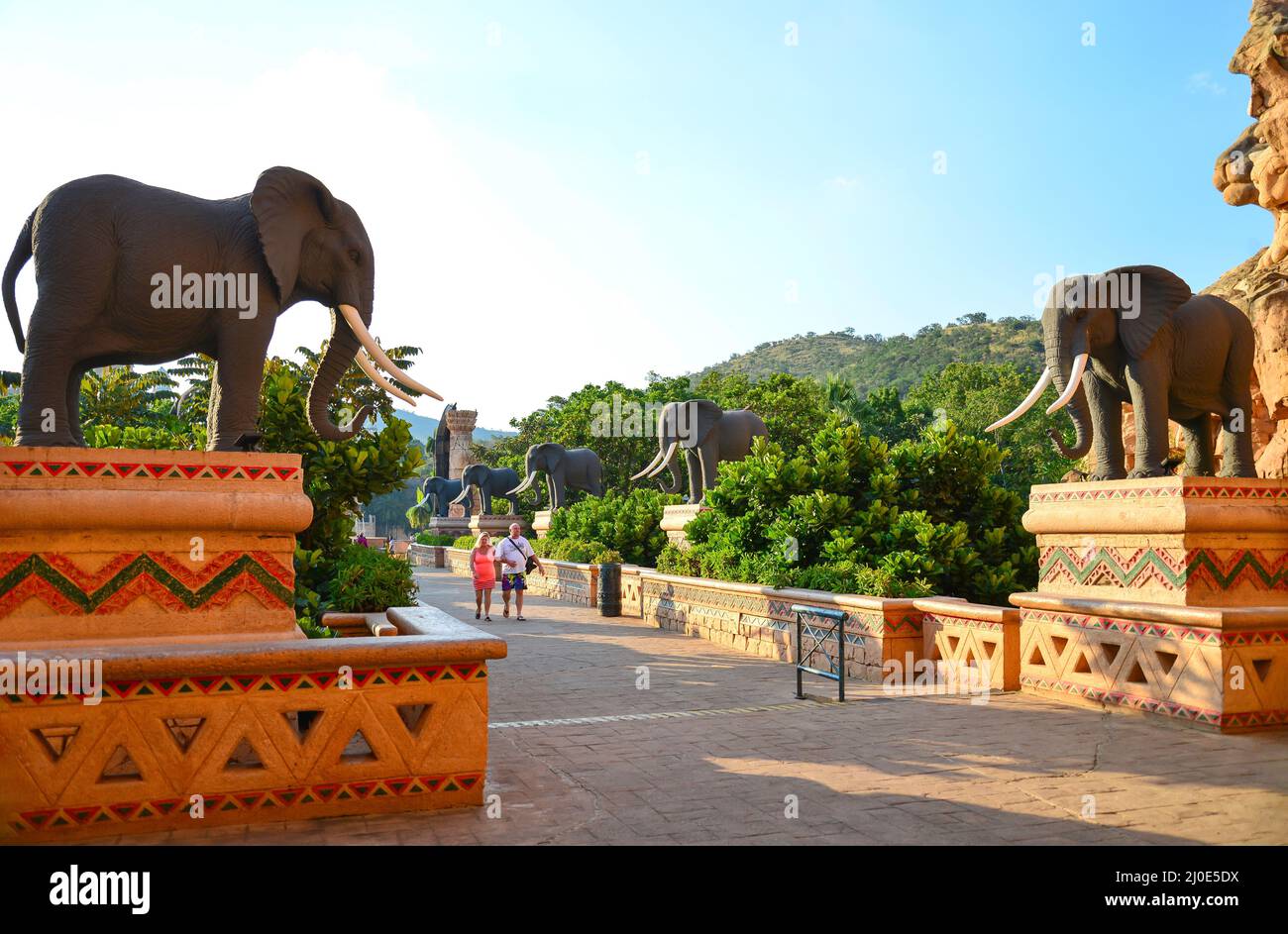 Elefantenstatuen auf der Brücke der Zeit, Valley of Waves, Sun City holiday Resort, Pilanesberg, North West Province, Südafrika Stockfoto
