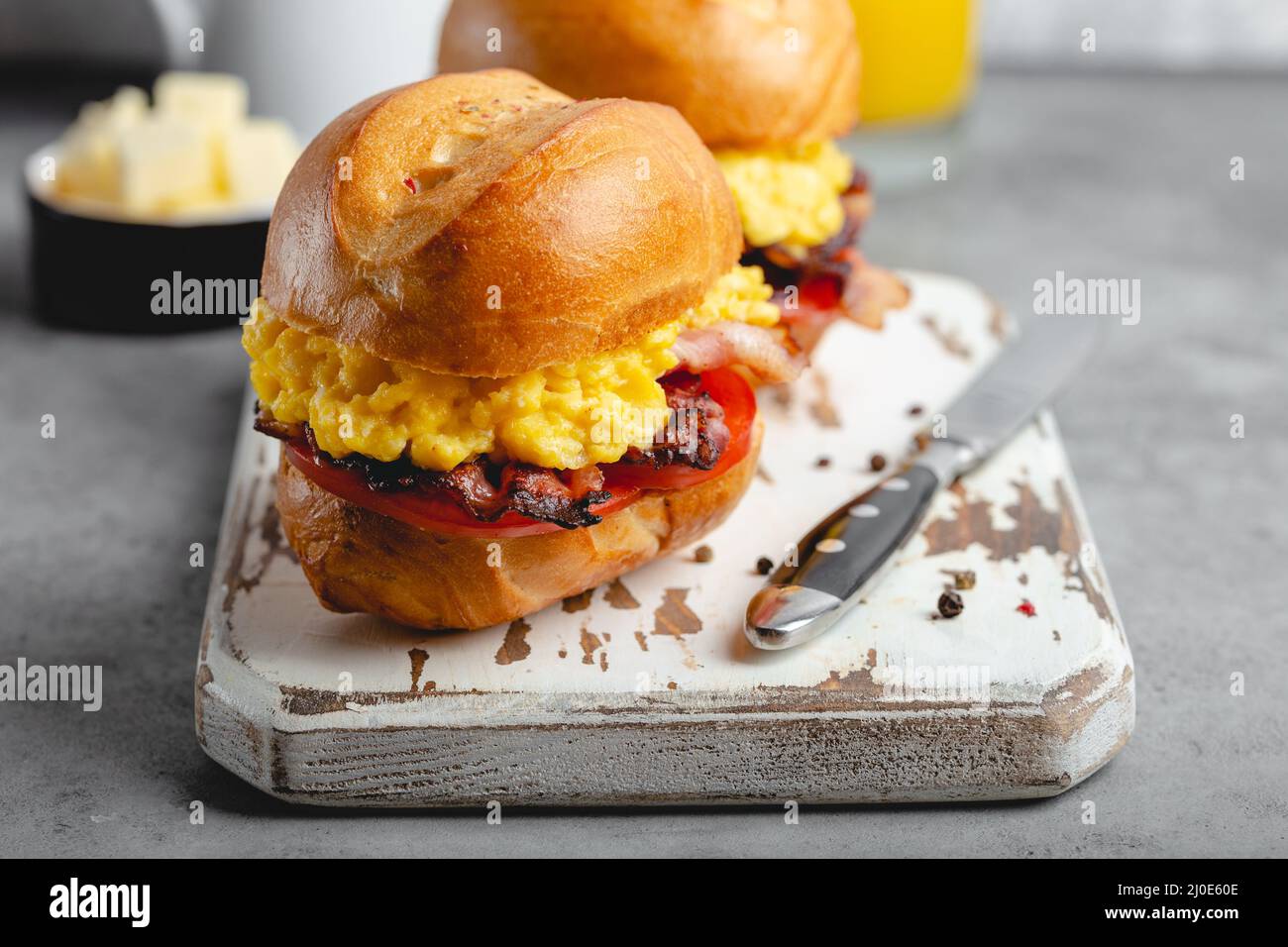 Frühstück belegte Brötchen mit Rührei Stockfoto
