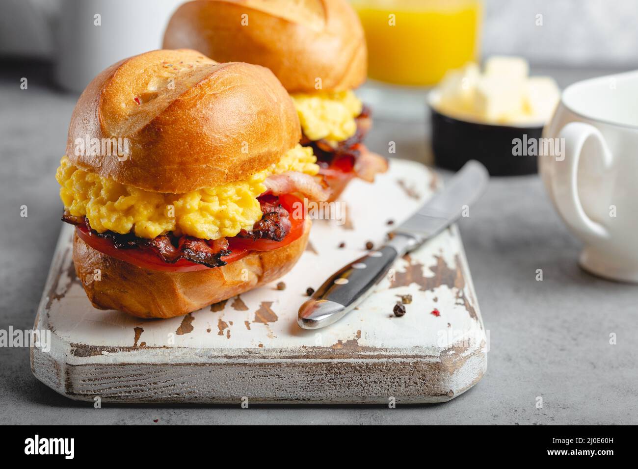 Frühstück belegte Brötchen mit Rührei Stockfoto