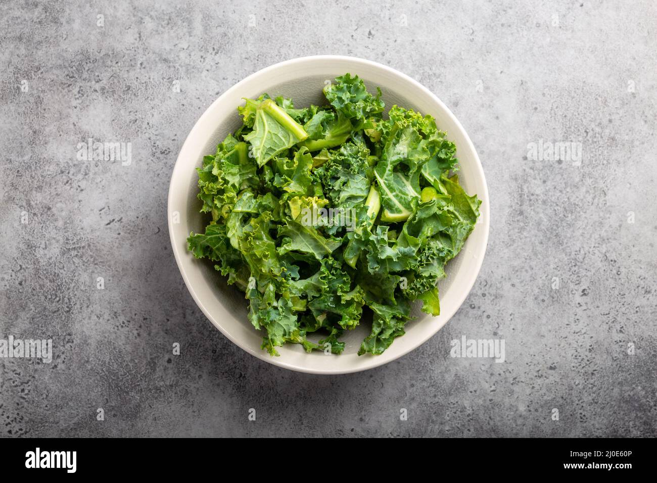 Schale mit frischem Kale Stockfoto