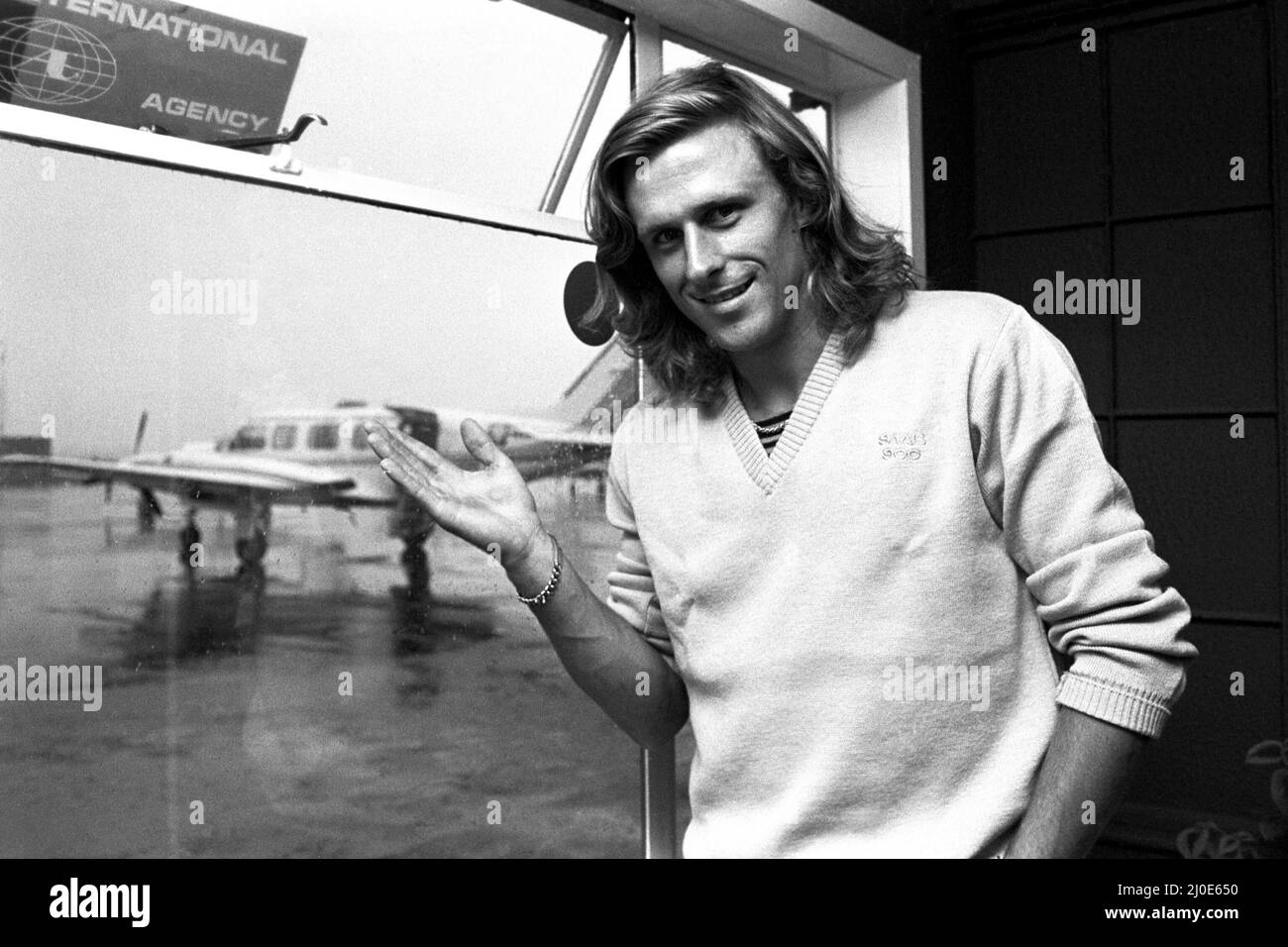 Tennisstar Bjorn Borg, der am 14.. Juni 1980 bei schlechtem Wetter am Flughafen Newcastle eintrifft Stockfoto