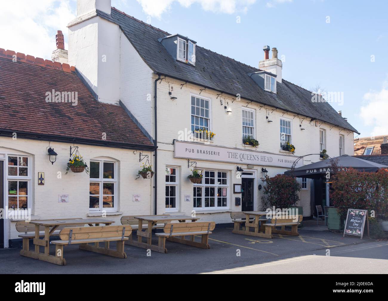 18. Century The Queen's Head Pub, Bridge Road, Weybridge, Surrey, England, Vereinigtes Königreich Stockfoto