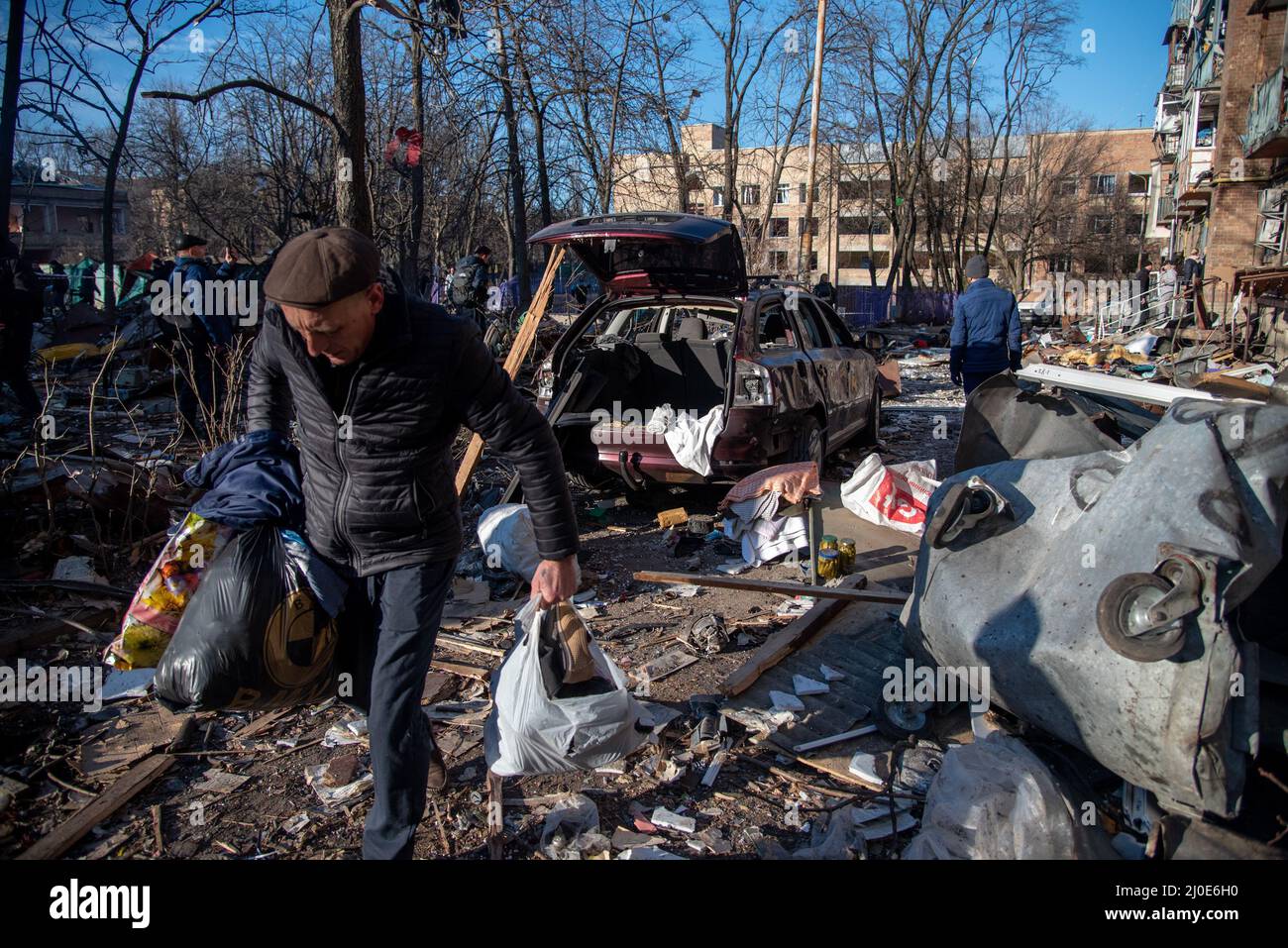 Kiew, Maine, Ukraine. 18. März 2022. Ein Bewohner des Wohnkomplexes, der durch einen russischen Luftangriff beschädigt wurde, packt seine Habseligkeiten in Kiew ein. Kredit: ZUMA Press, Inc./Alamy Live Nachrichten Stockfoto