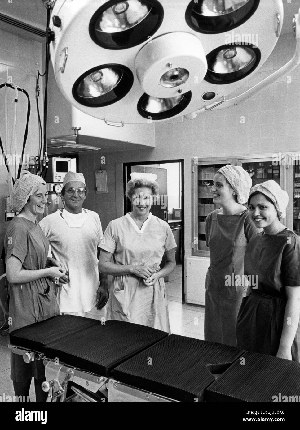 Personal im Operationssaal des Coventry and Warwickshire Hospital, Coventry, West Midlands, 23.. Oktober 1979. Stockfoto