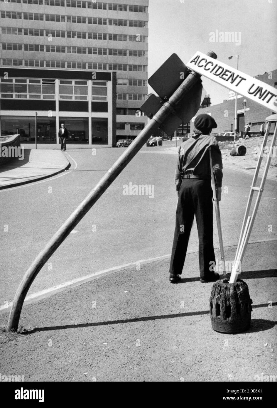 Ein Bild aus einer Serie humorvoller Neuheitenbilder, aufgenommen vom Sunday People-Fotografen Dennis Hutchinson. - Hier ist ein Unfall anfällig Unfalleinheit Zeichen in Newcastle, nachdem ein schnell denkender ambulant verwendet seine Krücke für einen Notfall Überfall Job. Nach einem Telefonat wurde das Schild um 1980 entfernt Stockfoto