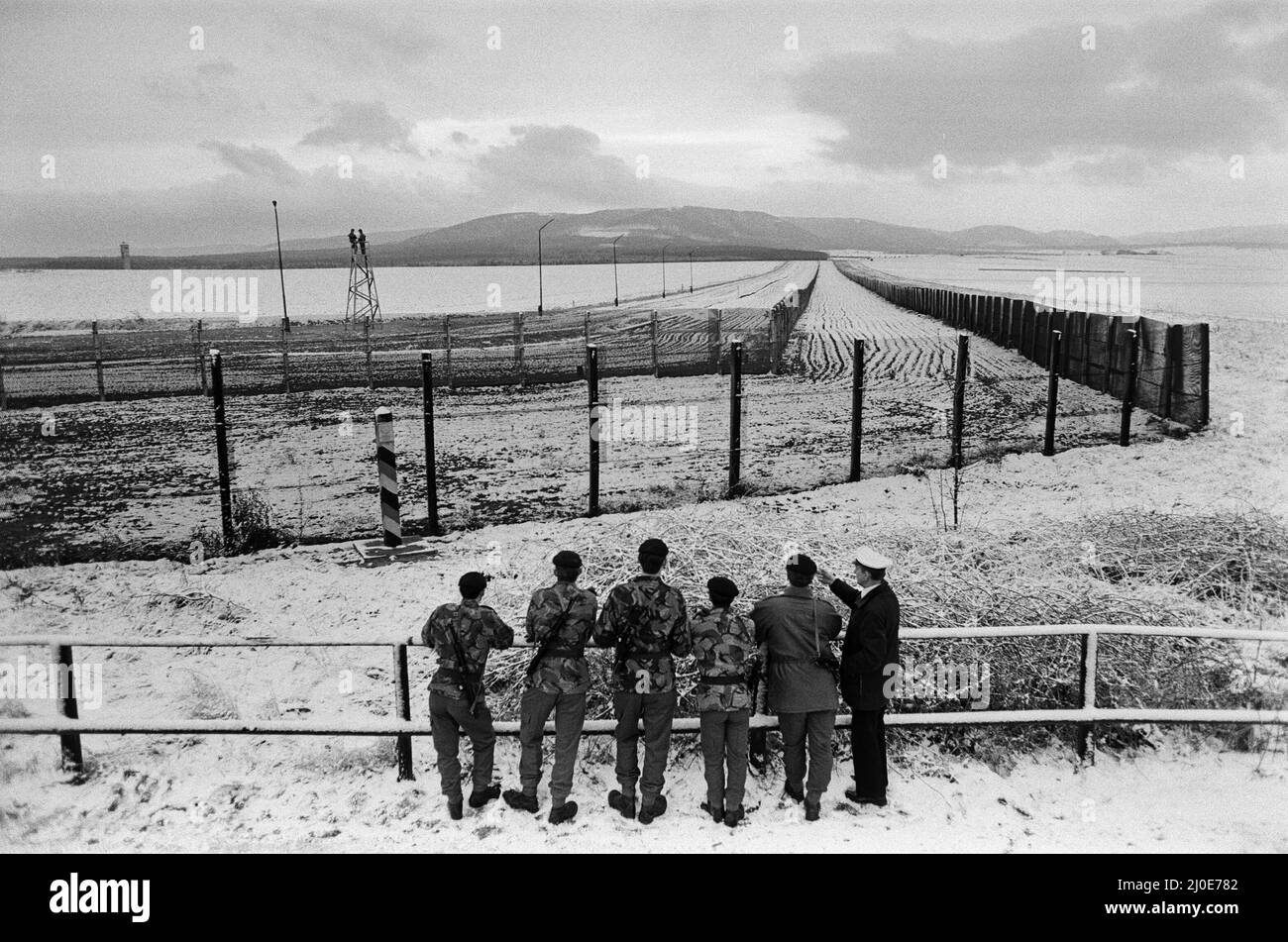 Britische Truppen patrouillieren an der Berliner Mauer zwischen Ost- und Westdeutschland. 13.. Dezember 1979. Stockfoto