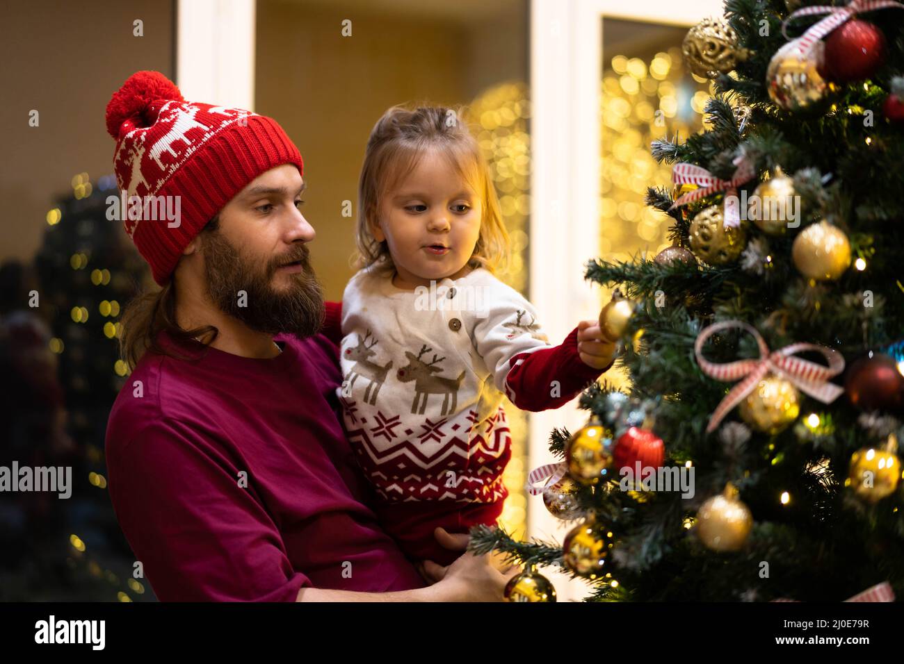 Glückliche Familie Austausch weihnachtsgeschenke in dekorierten Wohnzimmer mit Weihnachtsbaum . Glücklich liebenden Vater, Sohn und Weihnachtsbaum. Hochwertige Fotos. Stockfoto