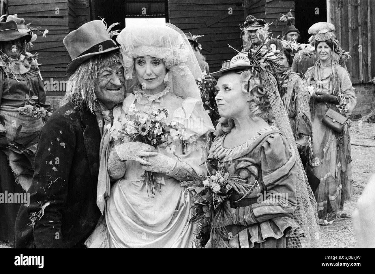 Die Fernsehfigur Worzel Gummidge, gespielt von Jon Pertwee, heiratet seine Tante Sally, gespielt von Una Stubbs, in einer Scheune in Braishfield, in der Nähe von Romsey, Hants. Zu den Gästen der Hochzeit gehörten Barbara Windsor, Bill Maynard mit mehreren Vogelscheuchen. 3.. Juli 1979. Stockfoto