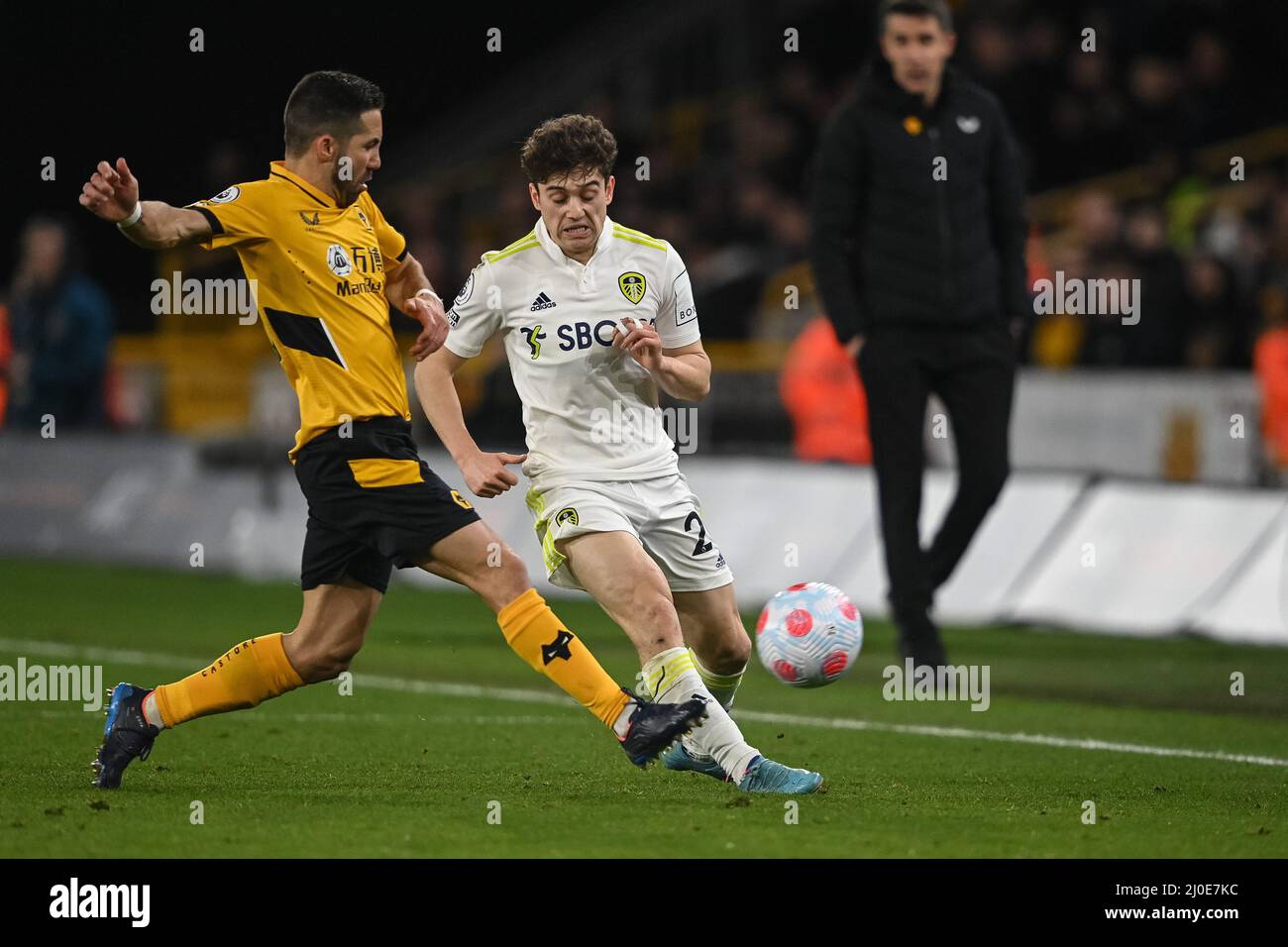 Joao Mouthino #28 von Wolverhampton Wanderers räumt von Daniel James #20 von Leeds United ab Stockfoto