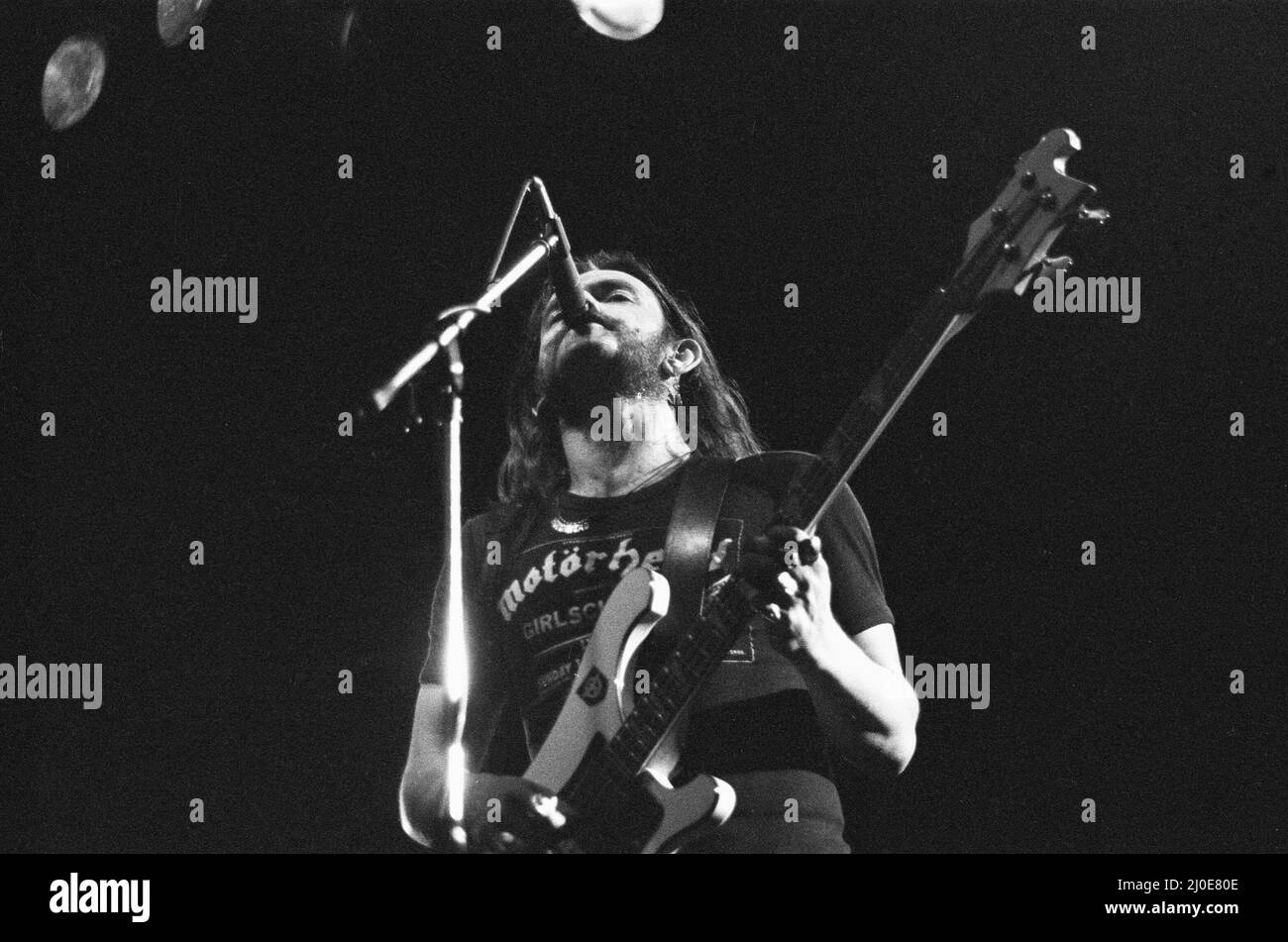 Ian Lemmy Kilmister Gründer und Leadsänger mit der Band Motorhead, hier auf der Bühne beim Reading Rock Festival zu sehen. 24.. August 1979 Stockfoto